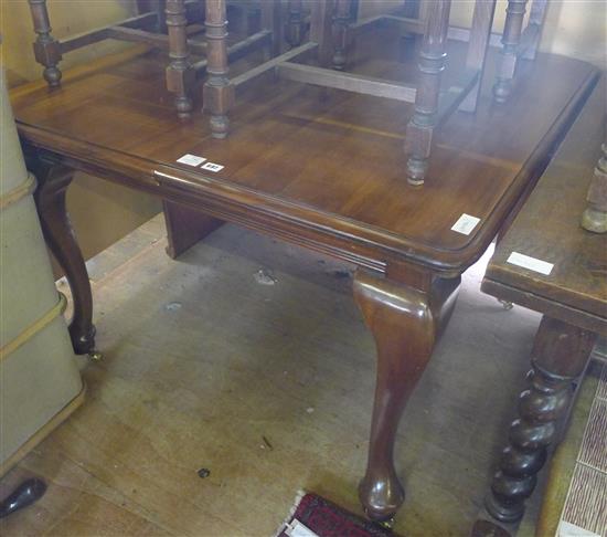 Extending mahogany dining table with 1 leaf on cab legs(-)